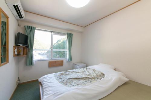 Sansuikan Kawayu Matsuya Ideally located in the Tanabe area, Sansuikan Kawayu Matsuya promises a relaxing and wonderful visit. Offering a variety of facilities and services, the property provides all you need for a good night