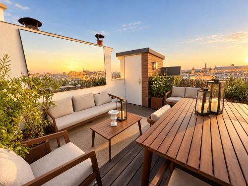 Private Terrace with 360-degree view & Artists' apartment in Paris