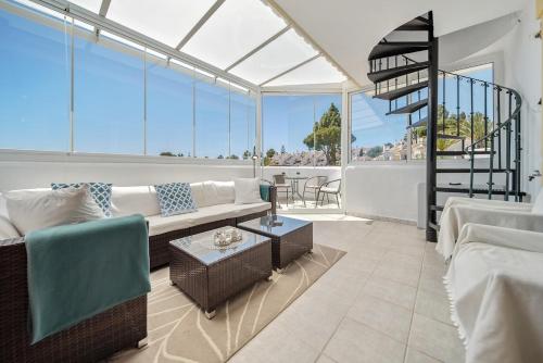 Calahonda Penthouse with Rooftop Terrace and Pool