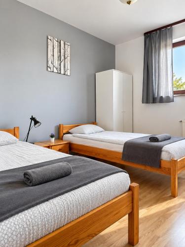2 twin beds