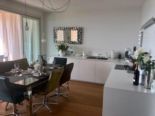 Aurora Elegant Lake View Apartment