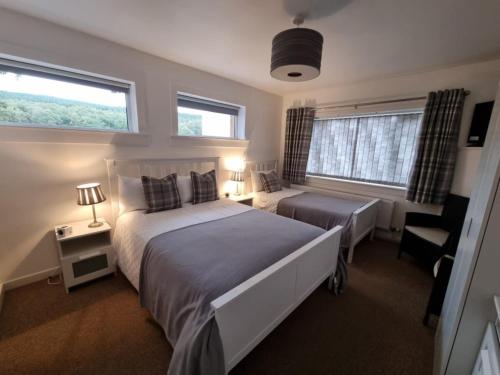 1 double bed, 1 twin bed