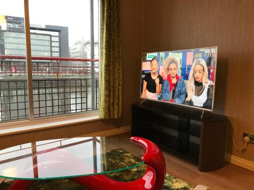 Glasgow City Centre Flat with River Views and Parking