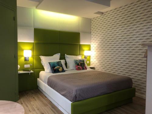 1 queen bed, 1 twin bed