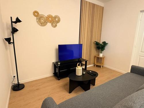Közös társalgó / TV, Escapade Bugey - Appartement familial 6 pers en centre-ville in Amberieu-en-Bugey