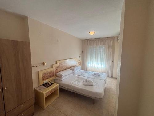 1 king bed, 2 twin beds
