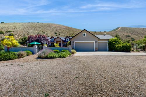 . Mountain-View Backyard Oasis! King City Getaway