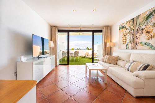 Acogedor dúplex 8B con amplia terraza y vistas al mar