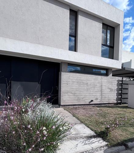 Hermoso Dúplex Premium Lejos del Ruido Cerca de todo - Con Pileta y Cochera Privada