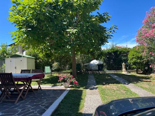 Villa bifamiliare per famiglie con giardino.