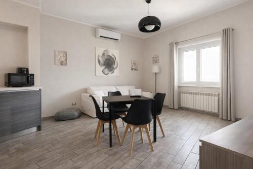 Chic Rome Apartment Near Metro B & Colosseum