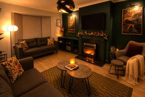Ardee Retreat - Sleeps 6, Group Stays, Garden, Walk to Town