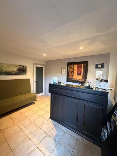 Lobby, White Manor Motel in Cooma