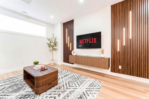 Modern Retreat Guest Suite Near Downtown with King Bed and Free Parking