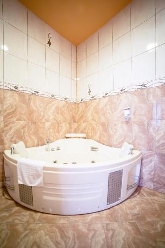Vannas istaba, Hotel Imperial Inn in Targumuresa