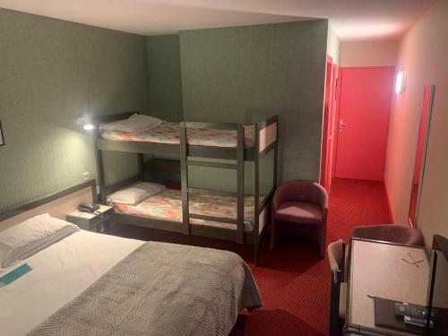 3 queen beds, 2 bunk beds