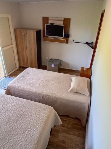 2 queen beds, 1 twin bed