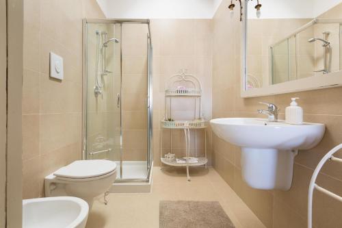 Bathroom, Perla di Ostuni by BarbarHouse in Diana Marina