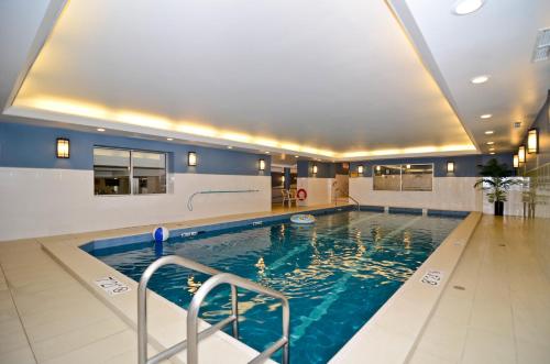 Swimming pool, Best Western Plus Chocolate Lake  in Halifax (NS)