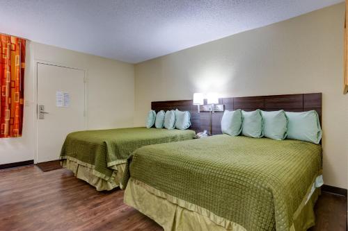 2 twin beds
