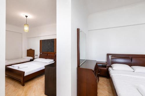 2 king beds, 1 twin bed