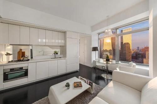 Chic FiDi 1BR Suite Skyline Views & Modern Style