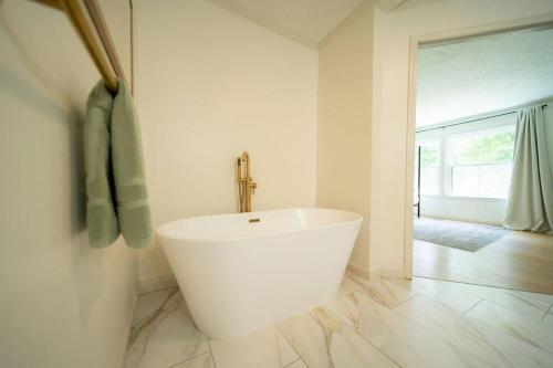 Bathroom, Buckingham Woods I Hocking Hills in New Plymouth (OH)