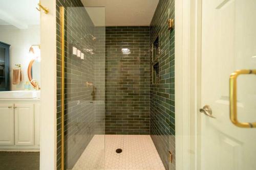 Bathroom, Buckingham Woods I Hocking Hills in New Plymouth (OH)