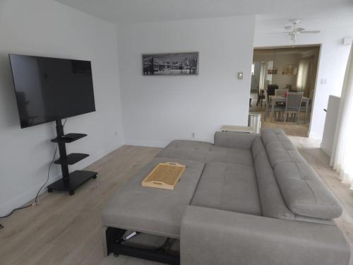 Spacious 2-Level Townhouse with Private Patio, Workstation & Full Kitchen in Yaletown