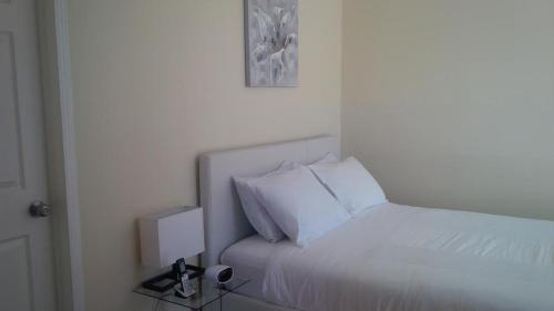 Spacious 2-Level Townhouse with Private Patio, Workstation & Full Kitchen in Yaletown