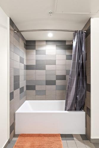 Studio: West Hollywood - World Class Amenities