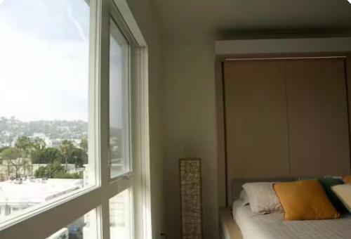 Luxury Hollywood Studio With Pool, Parking, Gym