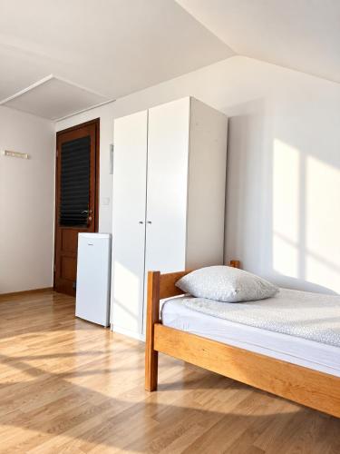 3 twin beds
