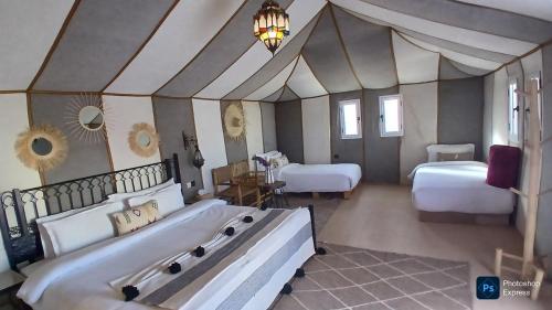 1 queen bed, 2 twin beds