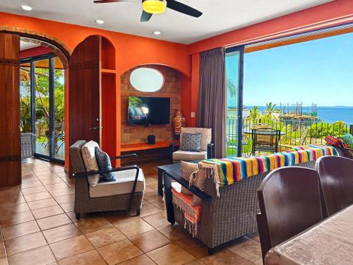 The Penthouse Top-Floor Ocean-View 3BR, Two Terraces, Heated Pool, Walkable