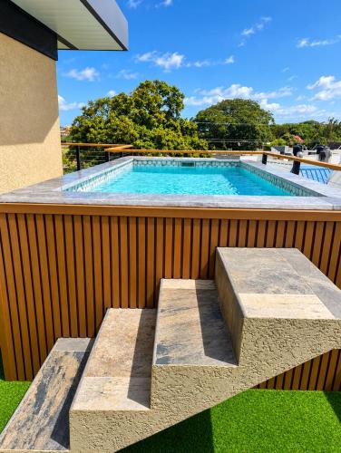 The Hive Luxury 2BR Townhouse Pool & Rooftop 103 in Краун Пойнт