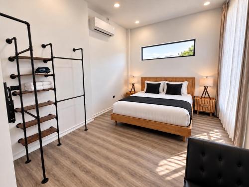 The Hive Luxury 2BR Townhouse Pool & Rooftop 103 in Краун Пойнт