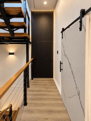 The Hive Luxury 2BR Townhouse Pool & Rooftop 103 in Краун Пойнт