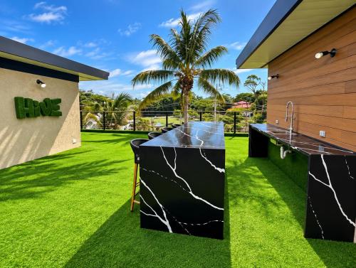 The Hive Luxury 2BR Townhouse Pool & Rooftop 103 in Краун Пойнт