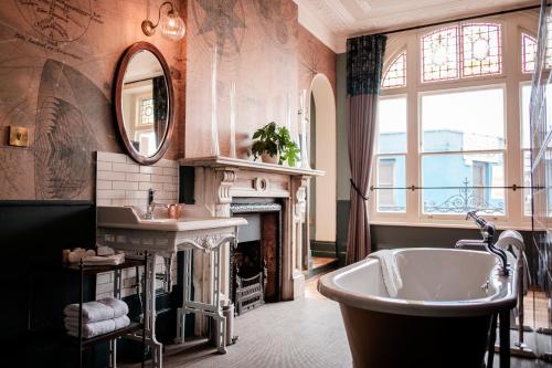 Half Moon - main image