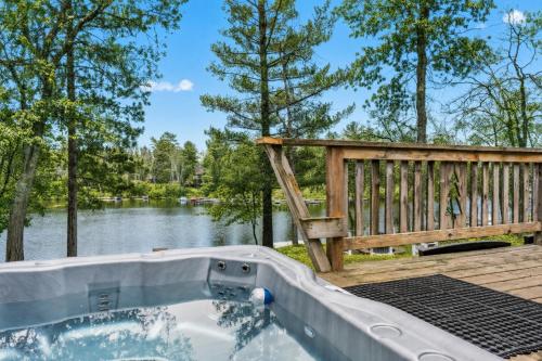 Cute Whitefish Cabin with Hot tub
