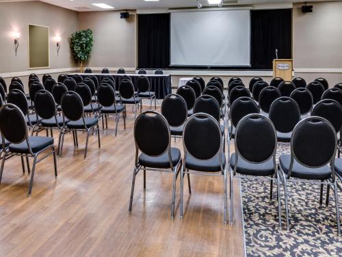 Heritage Inn Hotel & Convention Centre - Cranbrook - 식음료(F&B)