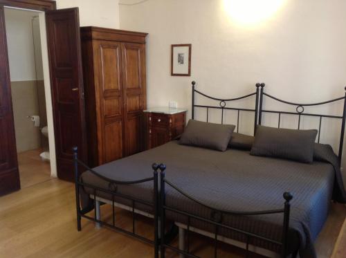 1 queen bed, 1 sofa bed