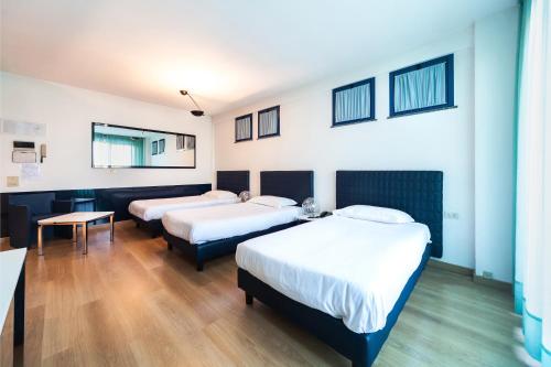 3 twin beds