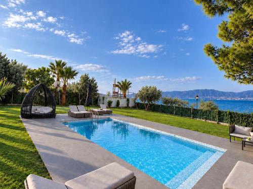 Zoza Luxury villa isthmia by the sea with private pool