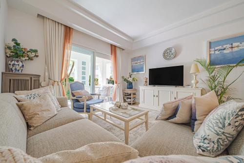 3 bedrooms beachfront apartment in Costalita
