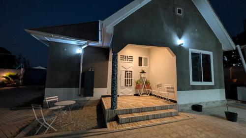 Esther & Hans Homes in โดโดม่า