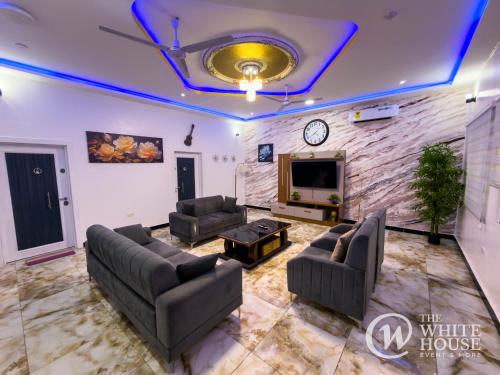 sala de TV, The White House Events & More in Koforidua