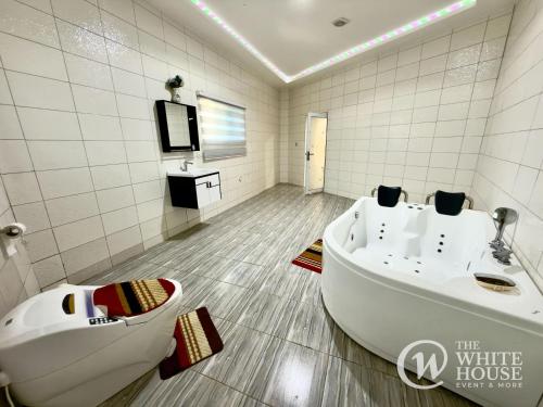 Baño, The White House Events & More in Koforidua
