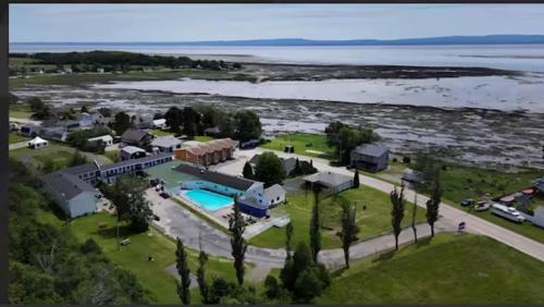 Capitaine 40 avec piscine chauffée (Capitaine 40 avec piscine chauffee) in Isle-Aux-Coudres (QC)